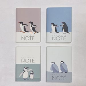 ペンギン柄のカバーが付いたA6サイズのノートです。