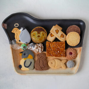 缶に入っている１３種類のクッキーや飴などのお菓子たち