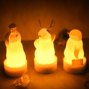 旅ペンギンのランプシリーズ。内部のLEDキャンドルを灯すと、ペンギンたちの表情が柔らかく浮かび上がります。
