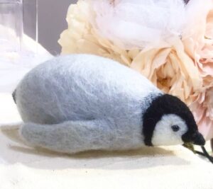 肩乗りペンギンブローチ