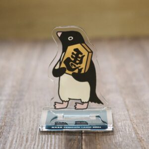 縁起物「左馬」アデリーの小さなアクリルスタンドです。