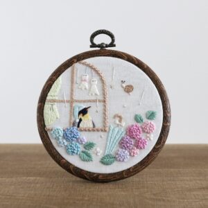 手刺繍ファブリックパネル『雨の中のかたつむりとペンギン』