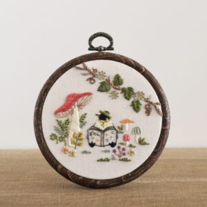 手刺繍ファブリックパネル『きのこ図鑑とペンギン』