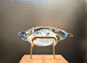 ペンギンのかたちのガラスのなかにペンギンが泳いでいる小ぶりなオブジェです。台座付き