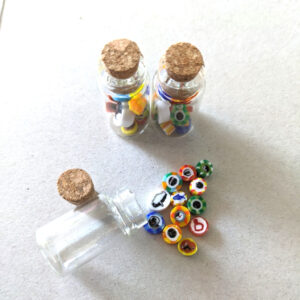 ペンギンモチーフで金太郎飴状のパーツをガラスで作り、カットして小さなコルク瓶に詰めました。中身は少しずつ違うものもあります。ガラス製。食べられませんよ〜。