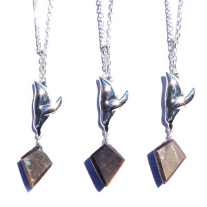 ブラックサファ・銀のダイビングペンギンチャーム式ネックレス(1羽)