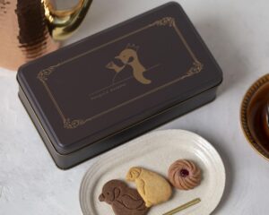 お店のロゴ入りクッキー缶　 ※缶の色味は青色の予定です。