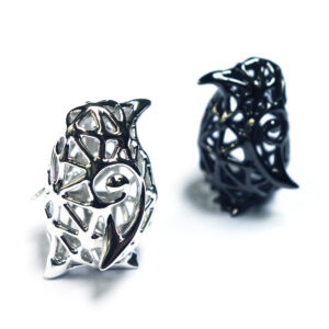 銀と黒の立体あみペンギンのオブジェです。黒・銀からお選び頂けます。