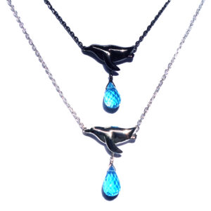 ダイビングペンギンのネックレスです。ブルートパーズとムーンストーンでご用意しております。チェーンの長さは40∼45㎝調節可能式です。チェーンの長さは40∼45㎝調節可能式です。