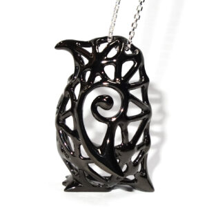 半立体のあみペンギンペンダントは黒・銀お選び頂けます。